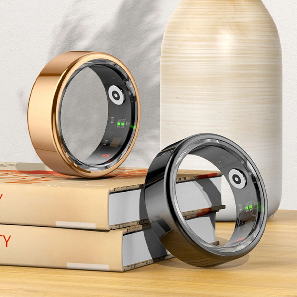 Smart Ring realizzato con materiali resistenti e leggeri, monitora i parametri di salute, riceve notifiche e si sincronizza con i dispositivi mobili per offrire praticità e stile.