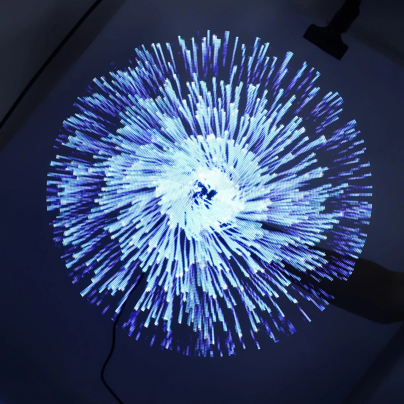 Mainonta 3D-hologrammituuletin

