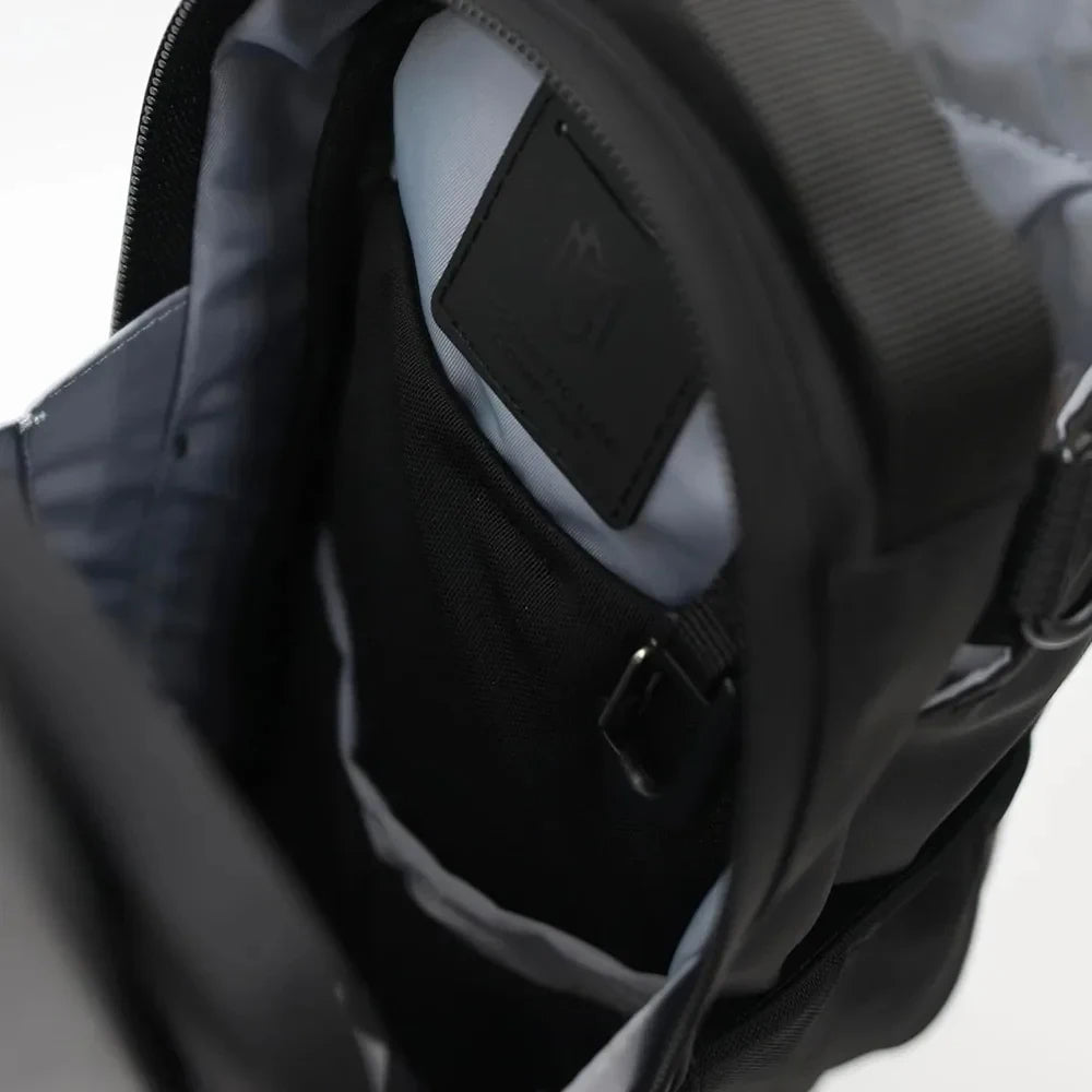 حامل زجاجة ماء مغناطيسي للجيم، حقيبة ترطيب بدون استخدام اليدين مع جيب للهاتف - أحمر