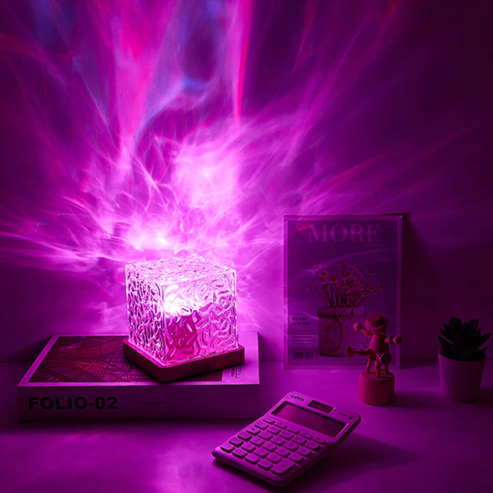 Dayanıklı malzemelerden üretilen Water Ripple Ambient Gece Lambası, rahatlatıcı dalgalanma efektleri yaratır ve yatak odası veya dinlenme alanları için idealdir.
