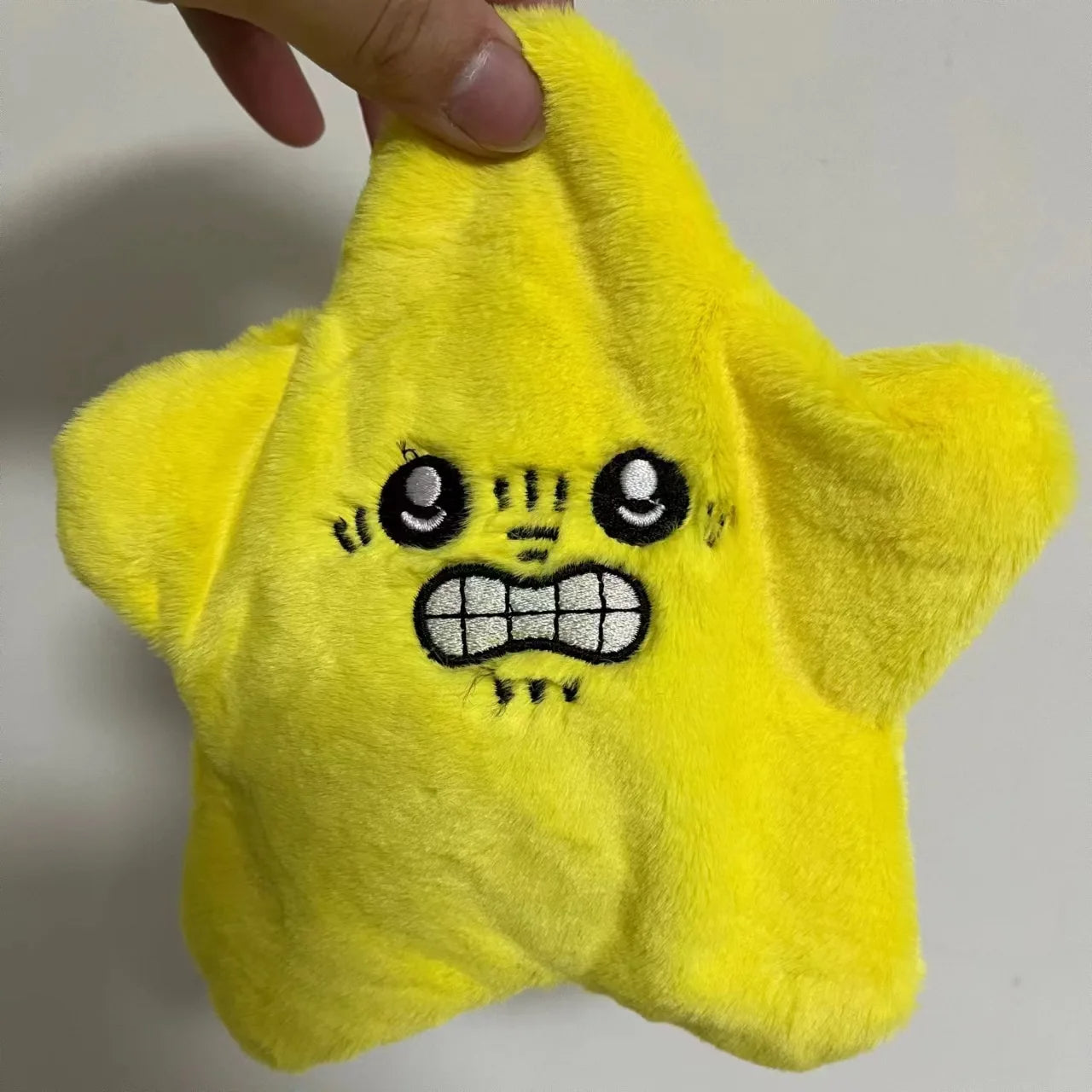 ダンシングスターぬいぐるみは、柔らかく高品質の素材で作られており、インタラクティブで楽しいので、抱きしめたり、遊んだり、装飾したりするのに最適です。
