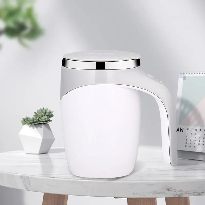 Mug Pengaduk Otomatis untuk Perjalanan
