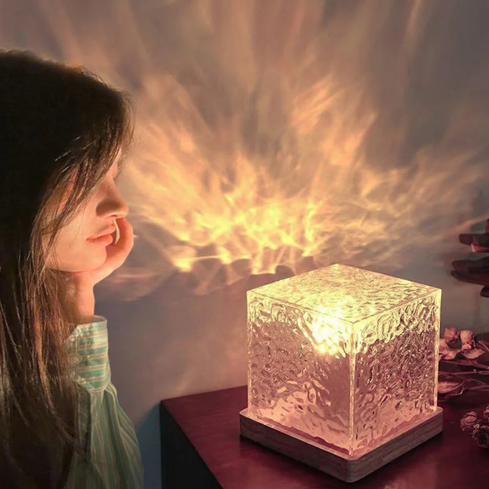 Dayanıklı malzemelerden üretilen Water Ripple Ambient Gece Lambası, rahatlatıcı dalgalanma efektleri yaratır ve yatak odası veya dinlenme alanları için idealdir.
